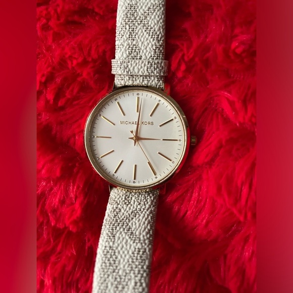 Michael Kors White Watch ,Michael Kors Watch For Women,Michael Kors with MK Logo - Picture 5 of 8